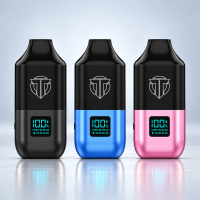 Titan Genesis 10K Akku in Schwarz, Blau und Pink mit aufgesetztem Pod