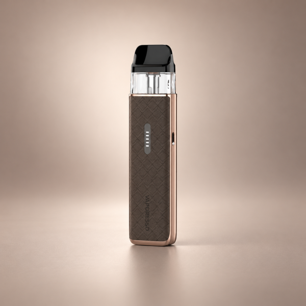 Vaporesso XROS 6 Mini Pod-Kit Leather Brown – Braun mit Rautenmuster vor dezentem Hintergrund