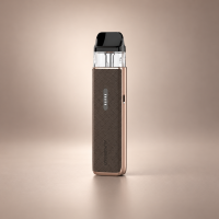 Vaporesso XROS 6 Mini Pod-Kit Leather Brown – Braun mit Rautenmuster vor dezentem Hintergrund