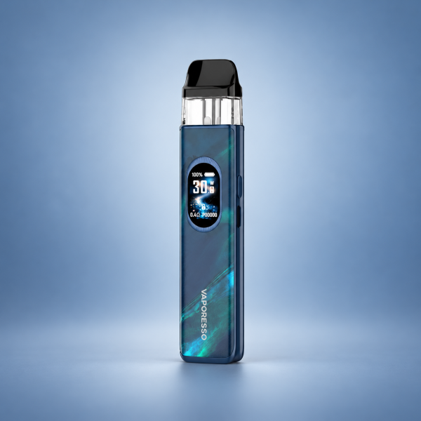 Vaporesso XROS 6 Pod-Kit Aurora Blue – Dunkelblau mit türkisfarbenem Muster mit Display vor dezentem Hintergrund