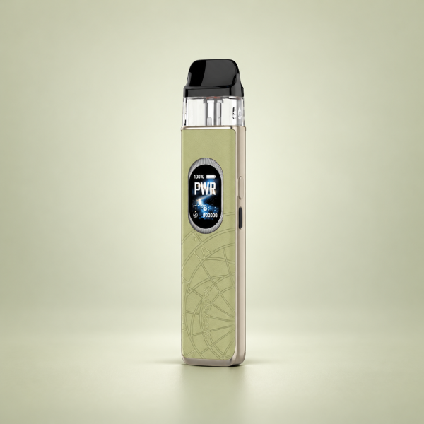 Vaporesso XROS 6 Pod-Kit Chrono Green – Olivgrün mit Linienmuster mit Display vor dezentem Hintergrund