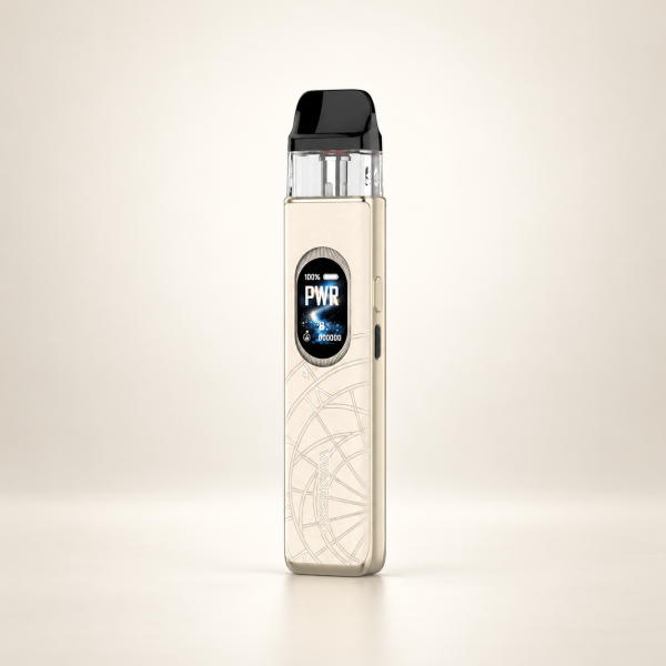 Vaporesso XROS 6 Pod-Kit Chrono White – Cremeweiß mit Linienmuster mit Display vor dezentem Hintergrund
