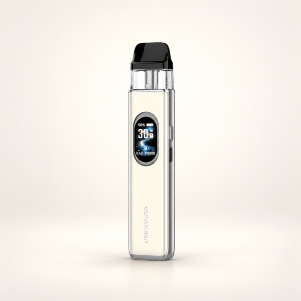 Vaporesso XROS 6 Pod-Kit Pearl White – Cremeweiß mit Display vor dezentem Hintergrund