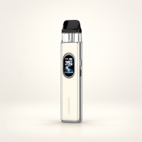 Vaporesso XROS 6 Pod-Kit Pearl White – Cremeweiß mit Display vor dezentem Hintergrund
