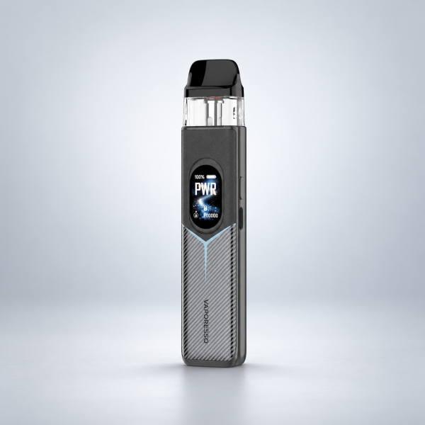 Vaporesso XROS 6 Pod-Kit Racing Black – Schwarz-Grau mit Carbonmuster mit Display vor dezentem Hintergrund