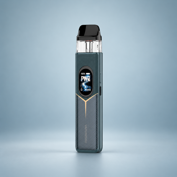 Vaporesso XROS 6 Pod-Kit Racing Navy – Petrol mit Carbonmuster mit Display vor dezentem Hintergrund