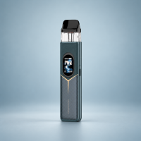 Vaporesso XROS 6 Pod-Kit Racing Navy – Petrol mit Carbonmuster mit Display vor dezentem Hintergrund