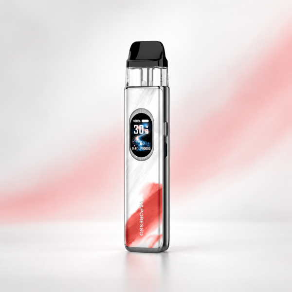 Vaporesso XROS 6 Pod-Kit Scorching Cloud – Weiß mit rotem Muster mit Display vor dezentem Hintergrund