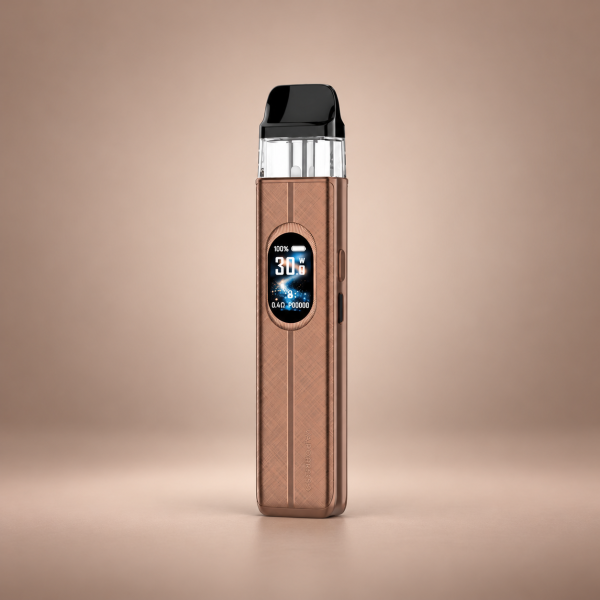 Vaporesso XROS 6 Pod-Kit Silk Brown – Kupferfarben mit Display vor dezentem Hintergrund