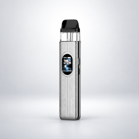 Vaporesso XROS 6 Pod-Kit Silk Gray – Silber mit Muster mit Display vor dezentem Hintergrund