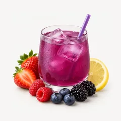 Beeren, Zitronenscheibe und ein Glas lila Limonade mit Eis