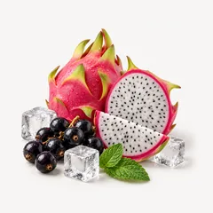 Drachenfrucht, schwarze Johannisbeeren, Eiswürfel und Minze