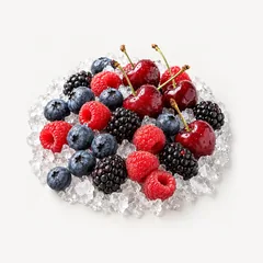 Beeren und Kirschen auf zerstoßenem Eis