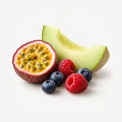 Halbierte Passionsfrucht, Honigmelone und Beeren