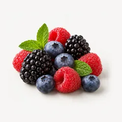 Brombeeren, Himbeeren, Blaubeeren und Minzblätter