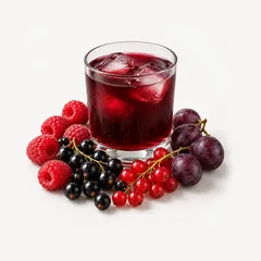 Himbeeren, Johannisbeeren, Trauben und ein Glas dunkler Fruchtsaft mit Eis